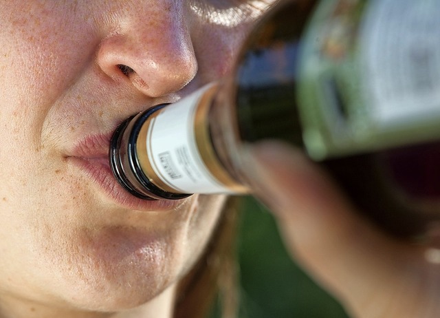 Alkoholgenuss ist genauso an Altersgre...erkauf von alkoholhaltigen Getrnken.   | Foto: Uwe Anspach