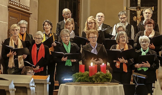 Der Singkreis begeisterte mit Adventsliedern.  | Foto: Sandra Decoux-Kone