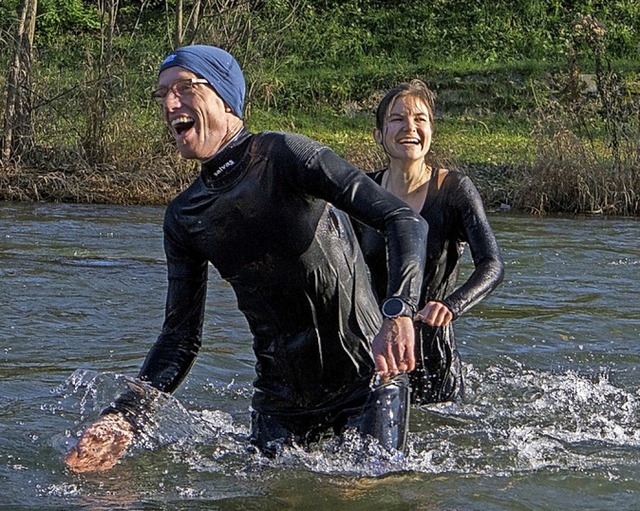 Pfarrer baden in der kalten Wiese  | Foto: Ansgar Taschinski