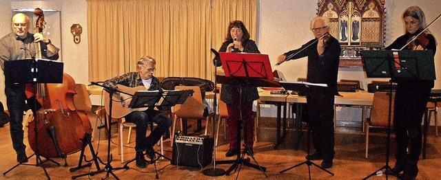 Die Buchenbacher Stubenmusik mit Rudi ...len Gste beim offenen Adventssingen.   | Foto: Josef Faller