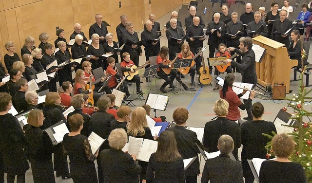 Der Kammerchor Cantemus und Musikschl...onzert in der Gundelfinger Festhalle.   | Foto: Andrea Steinhart