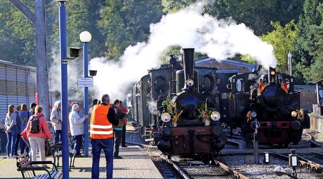 Das Chanderli (links) gemeinsam mit de...n&#8220; Lok 20 im Kanderner Bahnhof.   | Foto: Reinhard Cremer