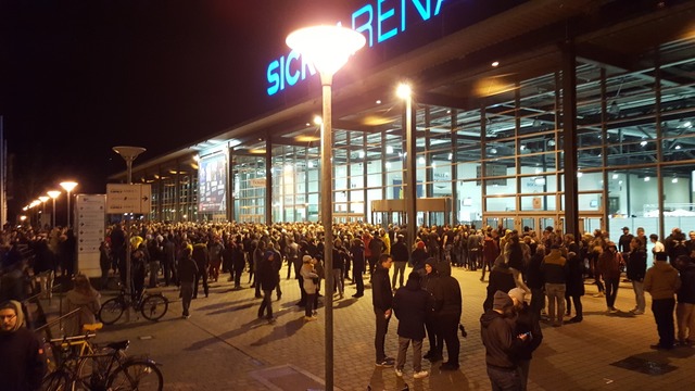 Menschen warten vor der Sick-Arena auf...pen halben Stunde war der Spuk vorbei.  | Foto: Stefan Mertlik