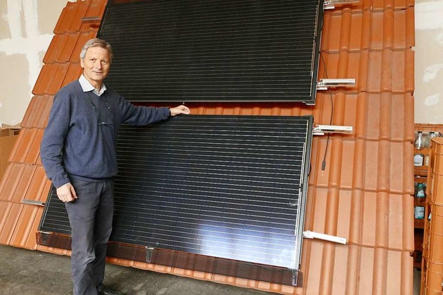 Geschftsfhrer Ulrich Leibfried mit Solink-Kollektoren  | Foto: Sabine Ehrentreich