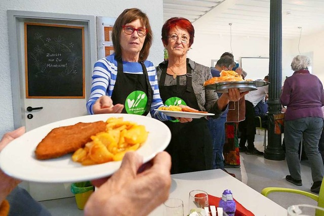 Elke Mair (links) und Elfriede Senn verteilen das Essen.  | Foto: Ralf H. Dorweiler