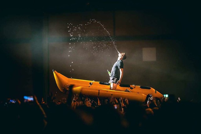 Auf der Banane durch die Menge: Feine ...et am Mittwochabend in der Sick Arena.  | Foto: Janos Ruf