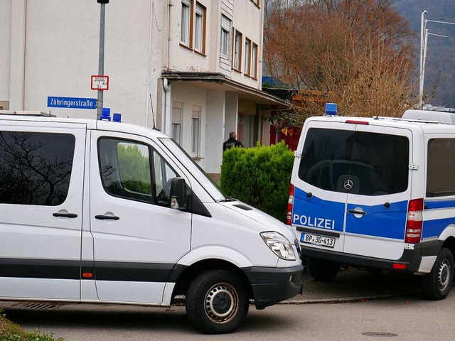 Fahrzeuge der Bundespolizei vor einem Nagelstudio in Bad Sckingen  | Foto: Michael Gottstein