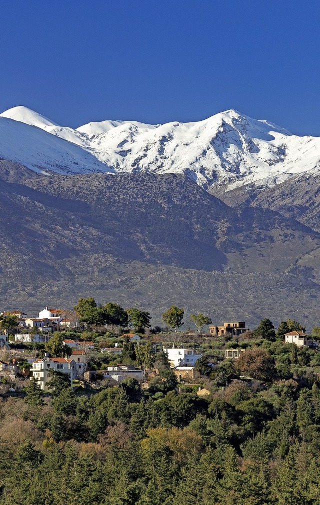 Vorne grn und hinten wei: Landschaft im winterlichen Kreta  | Foto: Jef Wodniack (stock.adobe.com)