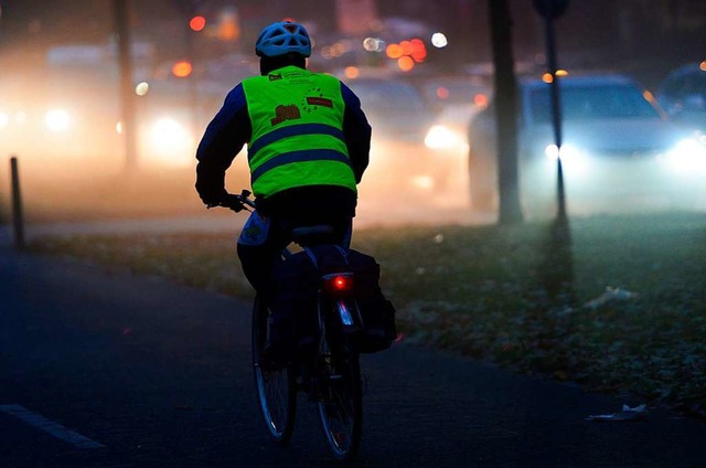 Wer bei Dunkelheit Rad fhrt, sollte f... Verkehrsteilnehmer gut sichtbar sein.  | Foto: Arne Dedert