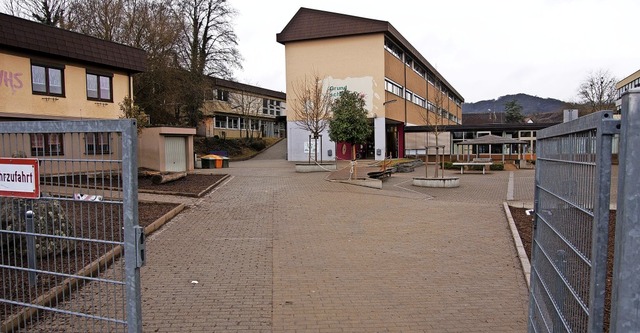 Das VHS-Gebude (links) und der Schulh...en  Haushalt 2020 der Stadt Endingen.   | Foto: Martin Wendel