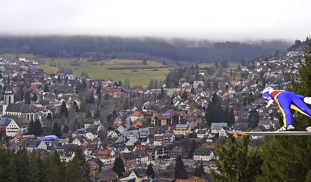 Tiefflug ber Neustadt: So grn soll e...ar 2020 nicht sein im Hochschwarzwald.  | Foto: Patrick Seeger