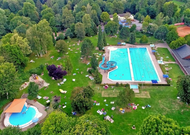 Idyllisch liegt das Parkschwimmbad im ... auch an ihm nagt der Zahn der Zeit.    | Foto: suedkurier