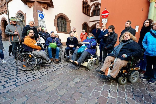 Aktion des Behindertenbeirats im Frhj...berbrgermeister  Martin Horn (Mitte).  | Foto: Ingo Schneider
