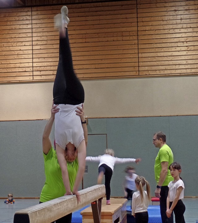 Ein Schuss Akrobatik zeigten die Turnerinnen der Leistungsgruppe.  | Foto: Harald Schwarz