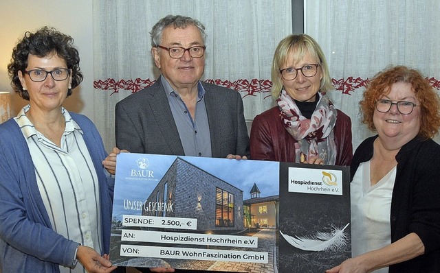 Dorothea Flaig, Ernst Baur, Sabine Bud...pende fr den Hospizdienst Hochrhein.   | Foto: Stefan Pichler