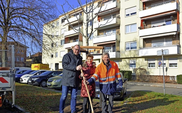 Ortsvorsteher Frank-Michael Littwin (l...n Baum  von Elisabeth Schmidt-Brcken.  | Foto: Stadt Rheinfelden