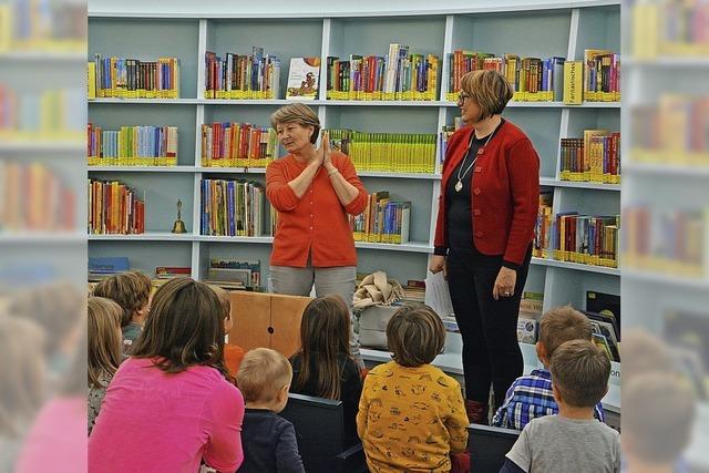 Adventsregal in der Bibliothek fllt sich