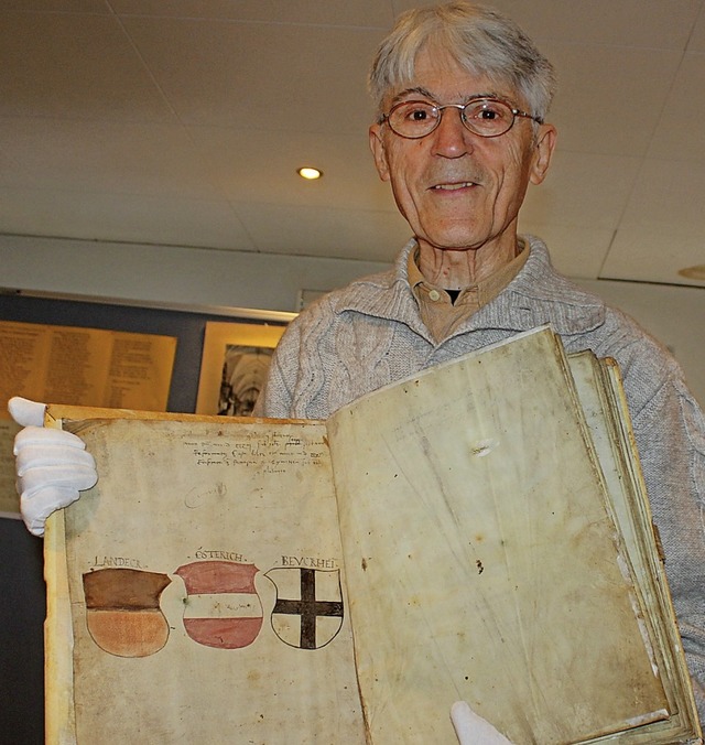 Benno Westermann mit dem fast 480 Jahre alten Seelbuch  | Foto: Rolf Reimann