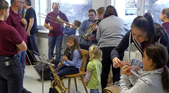 Am Informationsnachmittag beim Musikve...chiedenen Instrumente auszuprobieren.   | Foto: suedkurier