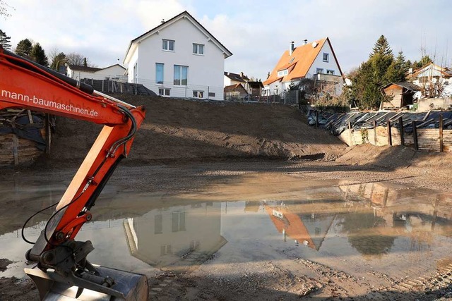 Die Baugrube hlt Stadt und Anwohner auf Trab.  | Foto: Christoph Breithaupt