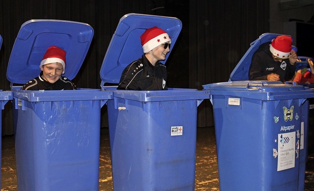 Ab in die Tonne: Die C-Jungs hatten m...Altpapier noch schon zum alten Eisen.   | Foto: Ralph Lacher