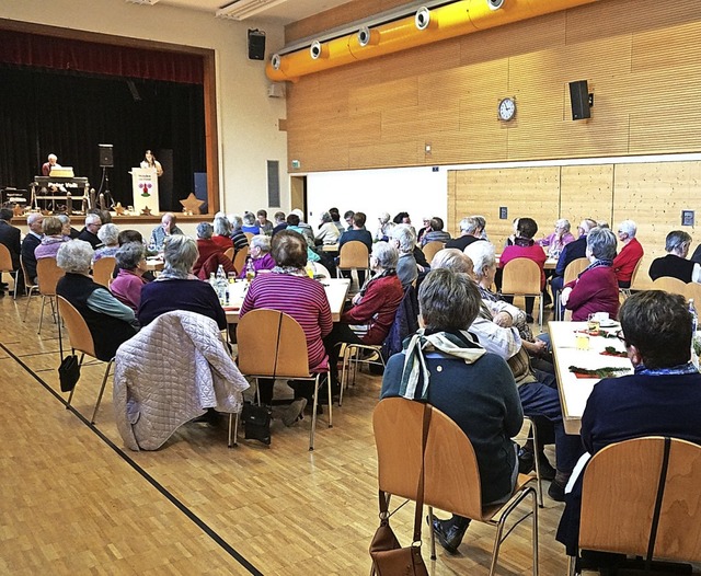 Seniorenadventsfeier in Winden mit mus...olk, Kaffee,  Kuchen und Geselligkeit.  | Foto: Helmut Hringer