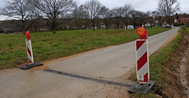 Diese an einer Entwsserungsrinne bei ...ken irritierten die Nutzer der Strae.  | Foto: Reinhard Cremer