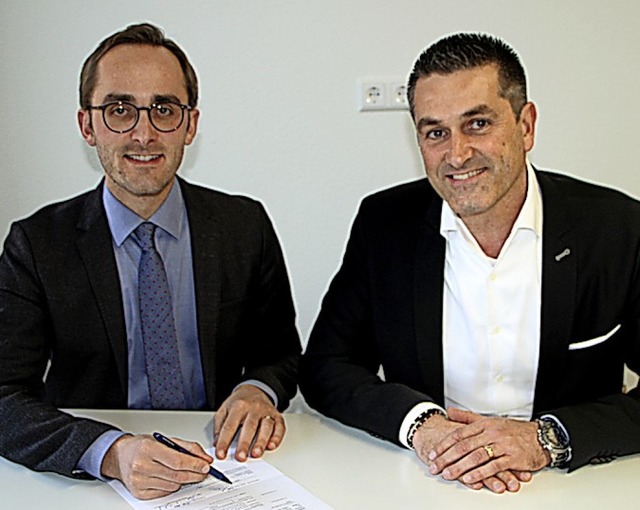 Benjamin Bohn (links) und Martin Mlle...Unterzeichnung des Gasliefervertrages.  | Foto: Herbert Trogus
