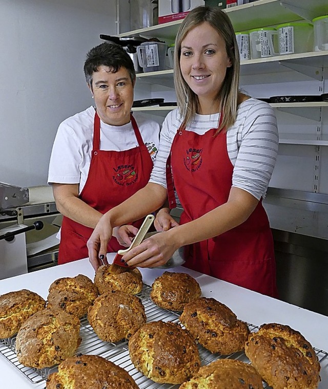 Babsi Leser und ihre Tochter Marina ba...vor Weihnachten auch Christstollen.     | Foto: Victoria Langelott