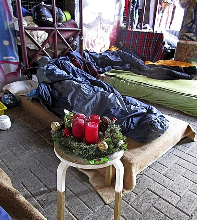 <BZ-FotoAnlauf>Obdachlose:</BZ-FotoAnlauf> Ein Kranz als freundliche Geste   | Foto: Zinnkann