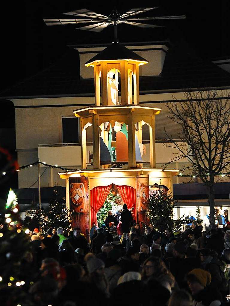 Noch bis zum 23. Dezember ist der schne Weihnachtsmarkt auf dem Bad Krozinger Lammplatz geffnet. Viele Buden laden zum Geschenke-Shoppen und Verweilen ein, tglich ist der Weihnachtsmann um 17 Uhr in seinem Zimmer in der Pyramide.