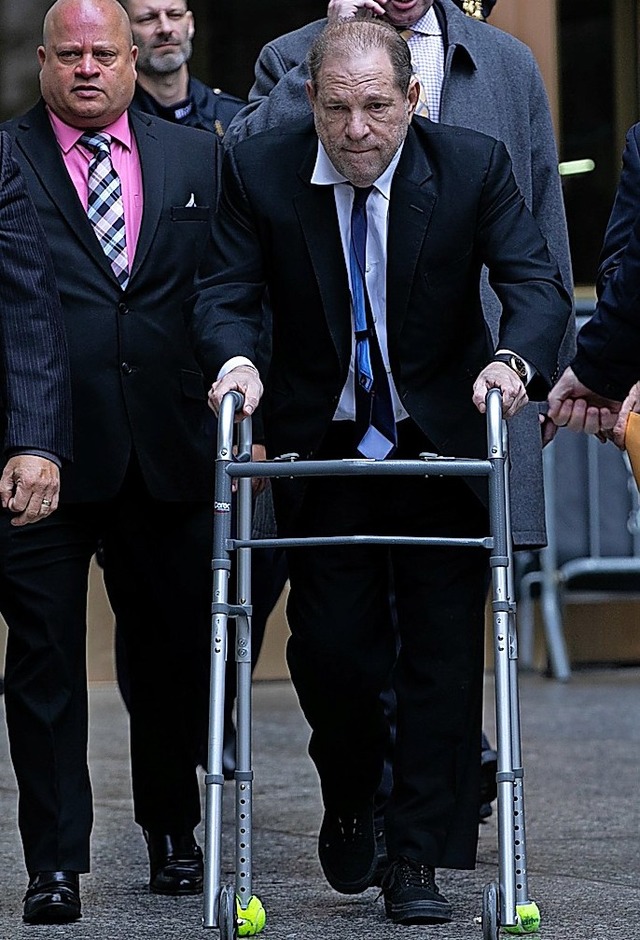 Weinstein humpelt mit einem Rollator in den Gerichtssaal.  | Foto: Jeenah Moon (AFP)