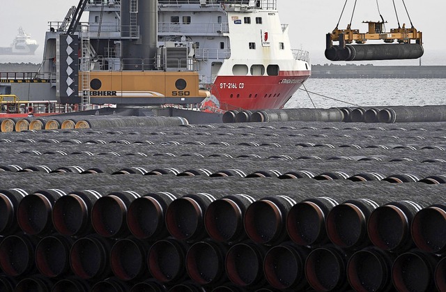 Rohre fr die Gaspipeline Nord Stream ...Hafens Mukran auf ein Schiff verladen.  | Foto: Stefan Sauer (dpa)