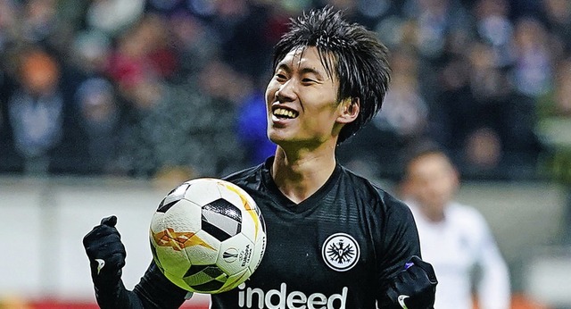 Der Frankfurter Spieler Daichi Kamada ...nen Treffer zum 2:1 &#8211; mit Ball.   | Foto: Uwe Anspach (dpa)