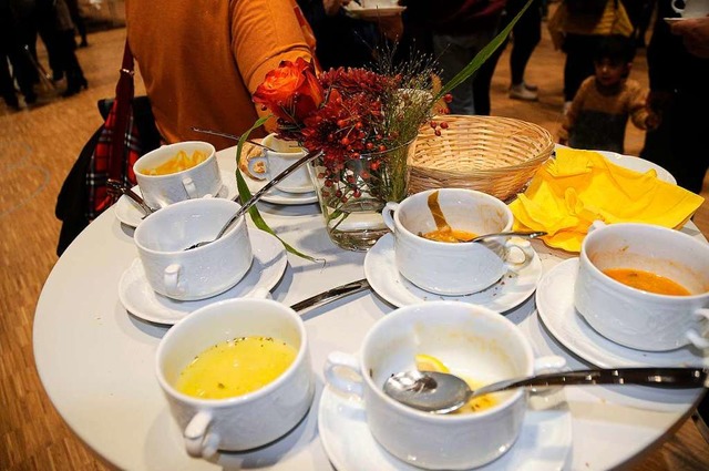 Beim Suppenfest leeren sich die Tassen schnell.  | Foto: Bettina Schaller