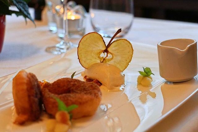 Apfelkchle mit Vanillesoe und Vanill...riffen wird das Dessert zum Hingucker.  | Foto: Ruth Seitz