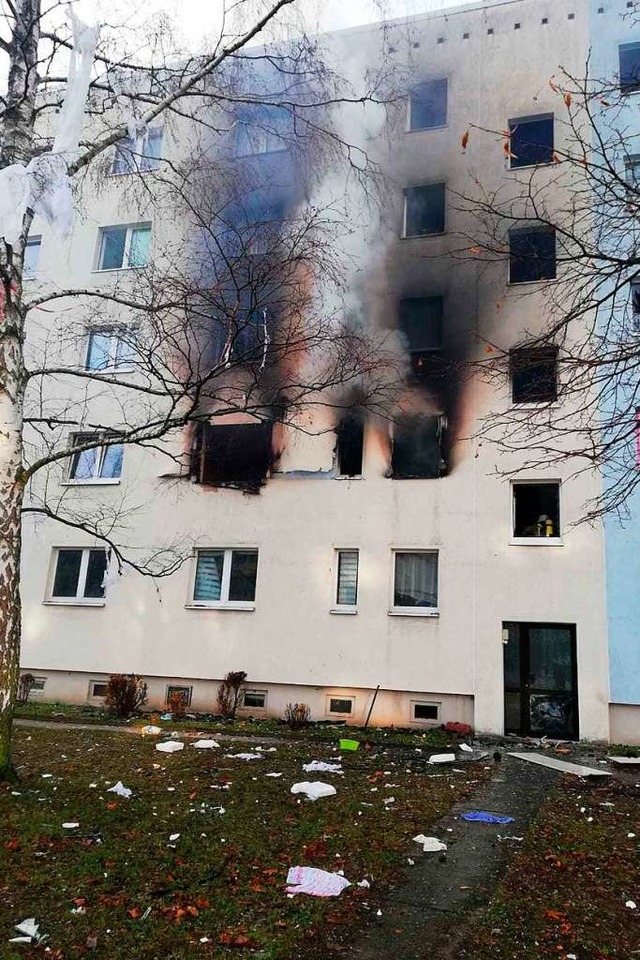 Auf einem Foto, das die Polizei ber T...uspuren ziehen sich die Fassade hoch.  | Foto: -- (dpa)