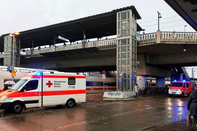 Der Freiburger Hauptbahnhof ist derzei...es Notarzteinsatzes komplett gesperrt.  | Foto: Valentin Heneka