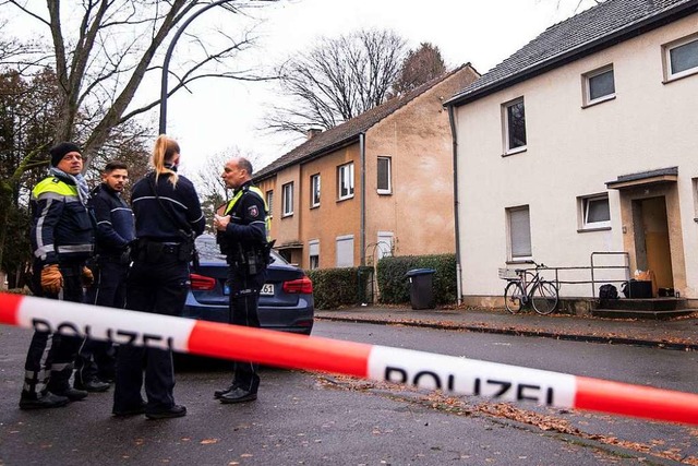 Polizisten stehen vor einem Haus. Hier...inen von ihnen tdlich verletzt haben.  | Foto: Marius Becker (dpa)