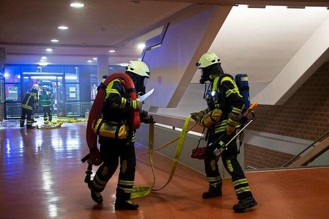 Feuerwehr testet das neue Brandschutzsystem der Alemannen-Realschule in Mllheim