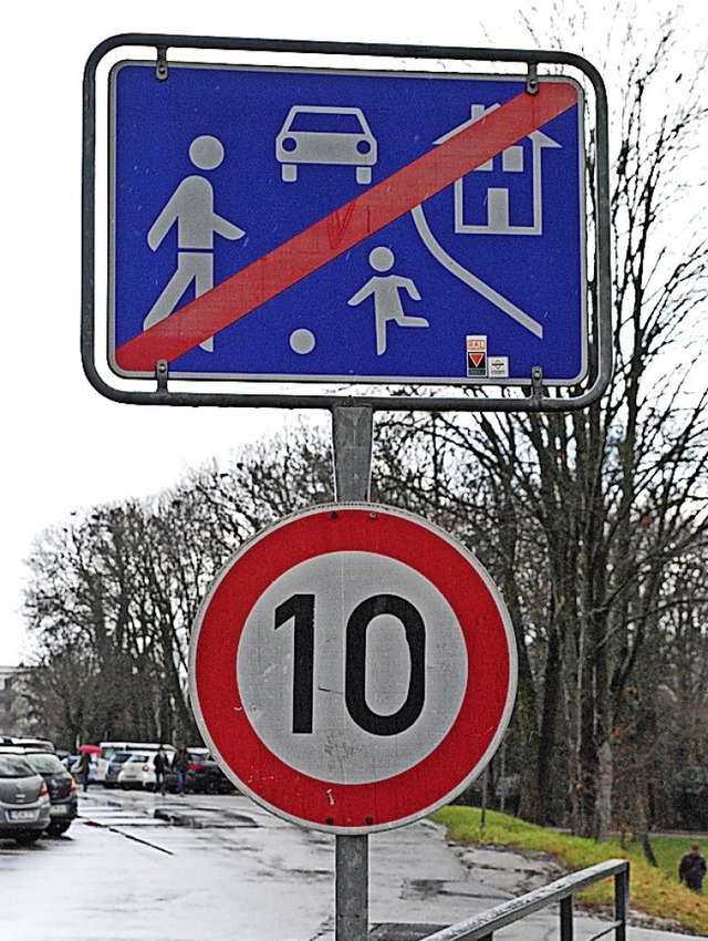 Keine zonen-, sondern eine streckenbez...auf dem Weg zum Parkplatz am Rathaus.   | Foto: Sylvia-Karina Jahn