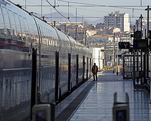 Wegen der Streiks blieb dieser Bahnsteig in Marseille leer.  | Foto: Daniel Cole (dpa)