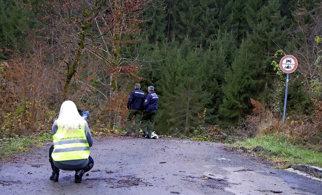 Bei den Ermittlungen am Fundort der Fr.... Nach wie vor ist der Fall ungelst.   | Foto: Gerard, Roland