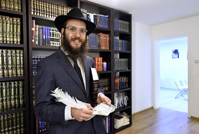 Rabbiner Yakov Gitler zeigt im Gemeind..., die frs Toraschreiben benutzt wird   | Foto: Thomas Kunz