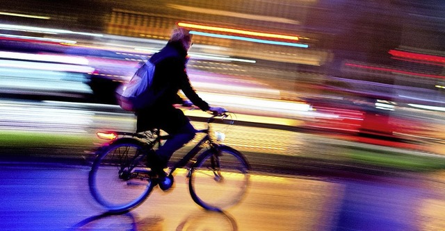 Licht entlang der Radwege macht Velofahrer sichtbar.   | Foto: Julian Stratenschulte