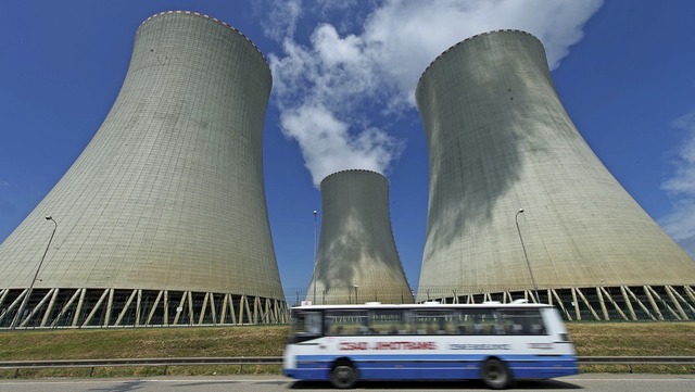 Klimaschutz auf tschechisch &#8211; Khltrme des Atomkraftwerks in Temelin  | Foto: Armin Weigel (dpa)