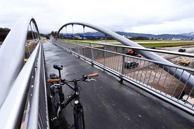 Fr Radfahrer und Fugnger: Brcke beim neuen Stadion ist erffnet