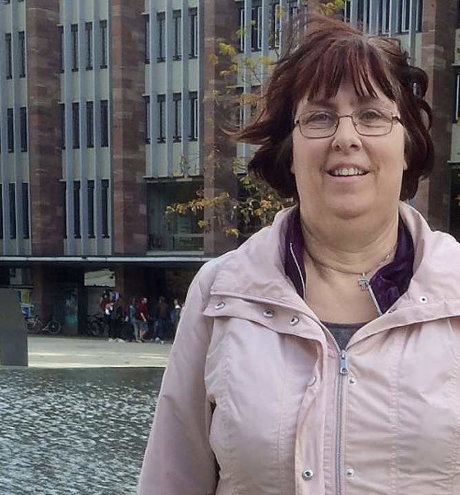 Sylvia Schliebe vor dem Synagogenbrunnen  | Foto: Annemarie Rsch