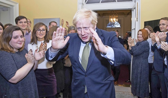 Premierminister Boris Johnson begrt ...ssitz an der Downing Street eintrifft.  | Foto: STEFAN ROUSSEAU (AFP)