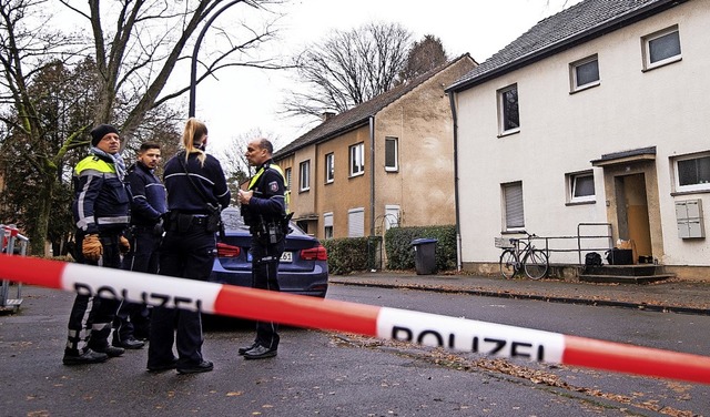 Ermittler vor dem Klner Wohnhaus des mutmalichen Tters  | Foto: Marius Becker (dpa)